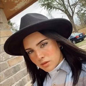 Meet your Posher, Caitlin